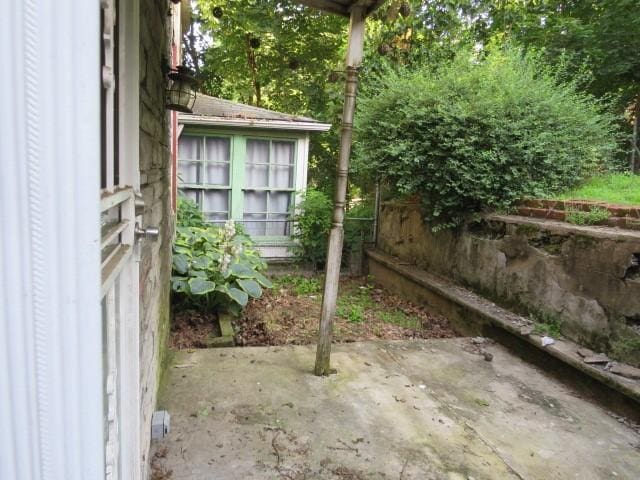 320 Woodward Ave, Mckees Rocks, PA 15136 - view of patio / terrace
