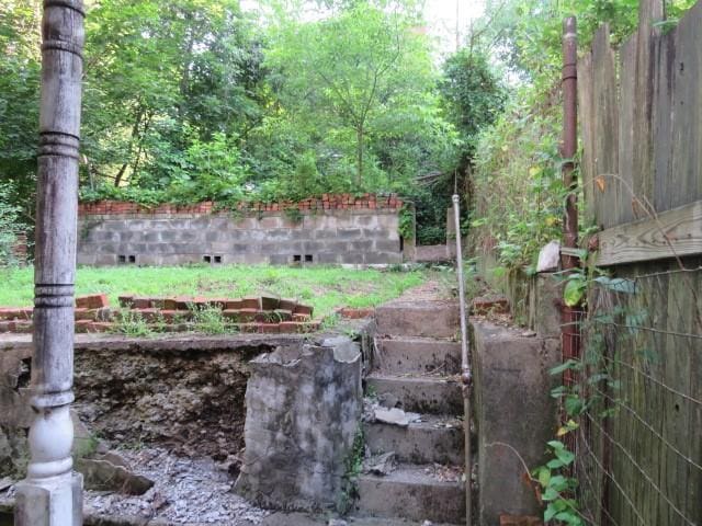 320 Woodward Ave, Mckees Rocks, PA 15136 - view of yard with a garden