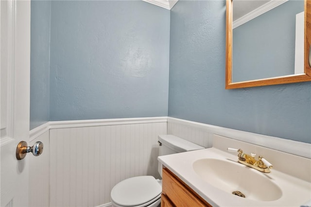 2525 Chapelwood Dr, Upper St Clair, PA 15241 - bathroom with toilet, a wainscoted wall, vanity, and ornamental molding