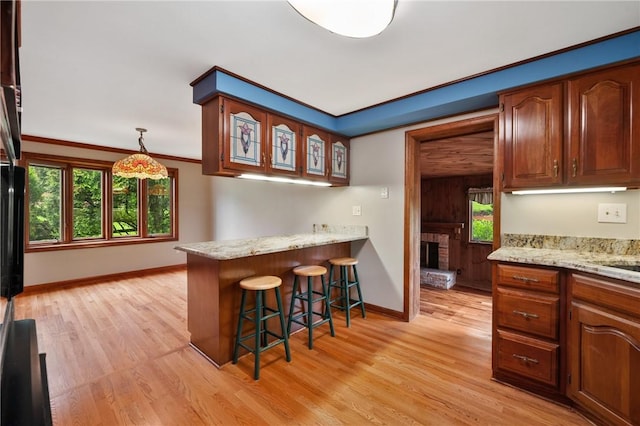2525 Chapelwood Dr, Upper St Clair, PA 15241 - kitchen featuring baseboards, a breakfast bar area, a peninsula, and light wood-type flooring