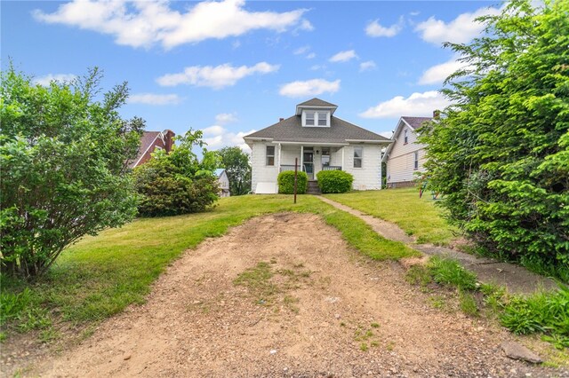 1222 Forest Ave, New Kensington, PA 15068 - bungalow-style house with a porch, a front lawn, and driveway