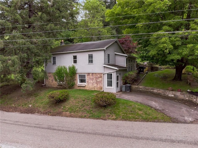 428 Jefferson School Rd, Cook Twp, PA 15658 - view of front of house featuring driveway and a front lawn