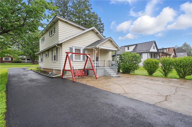2735 20th Street Ext, Patterson Twp, PA 15010 - view of front facade with a porch and a front lawn