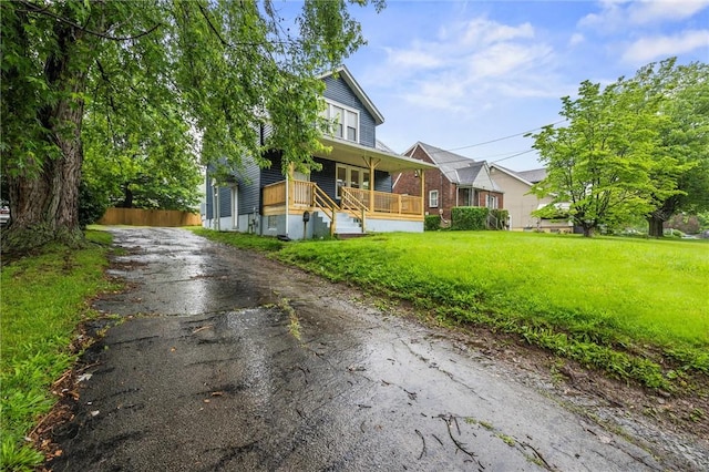 1815 Ohio Ave, White Oak, PA 15131 - view of front facade featuring covered porch, asphalt driveway, and a front lawn