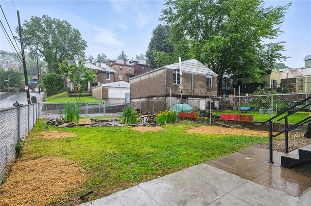 134 Poplargrove St, Carrick, PA 15210 - view of yard featuring a residential view