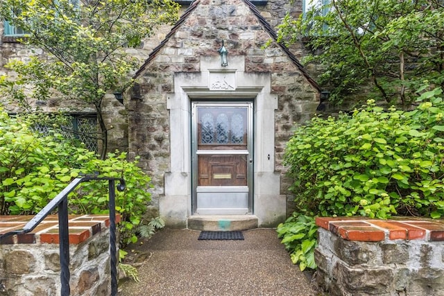 1 Robin Rd, Squirrel Hill, PA 15217 - property entrance featuring stone siding