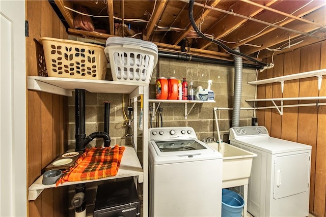 229 Holyoke Rd, Center Twp But, PA 16001 - laundry room with washing machine and dryer