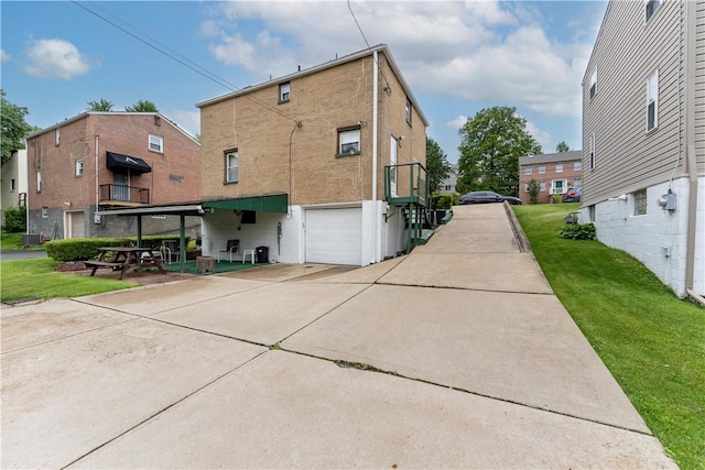 922 Bower Hill Rd, Mt Lebanon, PA 15243 - view of side of home with a garage, a yard, and driveway