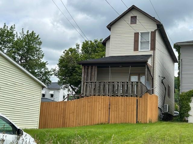 735 Park Ave, Johnstown, PA 15902 - view of front of home featuring a porch and a front lawn