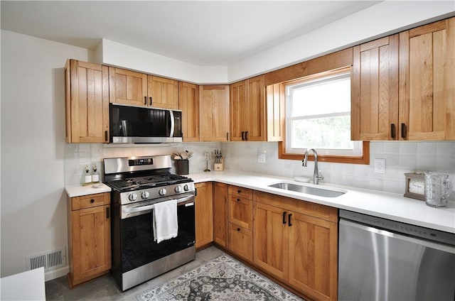 44 Eichelberger Dr, Robinson Twp Nwa, PA 15108 - kitchen featuring stainless steel appliances, a sink, tasteful backsplash, light countertops, and brown cabinets