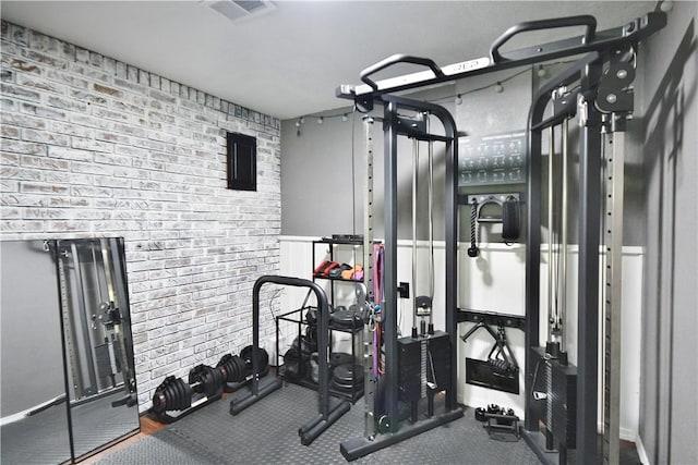 44 Eichelberger Dr, Robinson Twp Nwa, PA 15108 - exercise room with brick wall