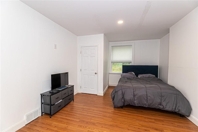 1044 Flemington St, Greenfield, PA 15217 - bedroom with light wood-style floors, baseboards, and recessed lighting