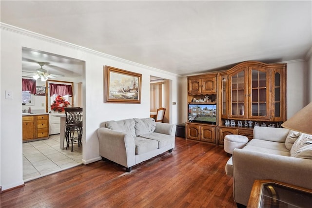 638 Friday Rd, Shaler, PA 15209 - living area featuring crown molding, light wood-style floors, and a ceiling fan