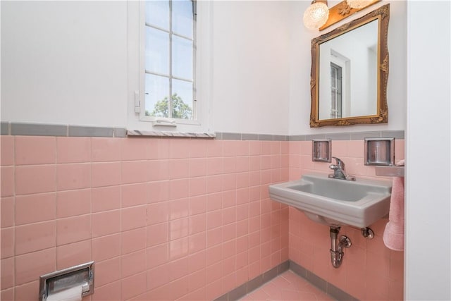 2443 Rose Garden Rd, Banksville/Westwood, PA 15220 - bathroom with wainscoting and tile walls