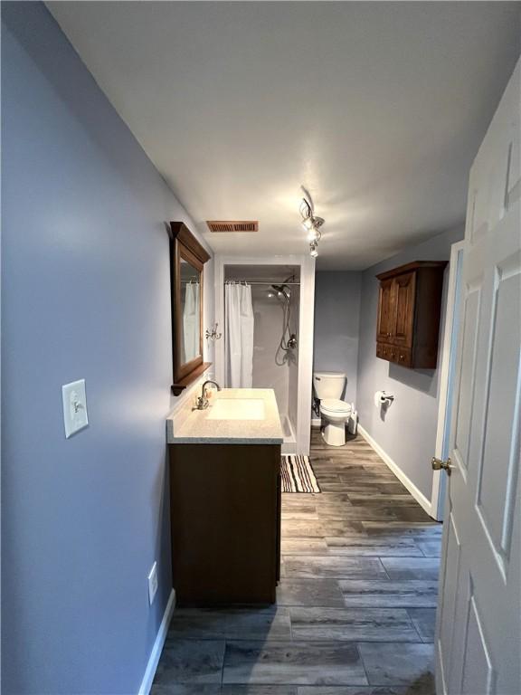 122 E Elizabeth St, New Castle/2Nd, PA 16105 - full bathroom featuring vanity, baseboards, toilet, and curtained shower