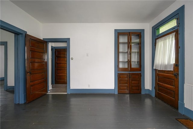 920 Roup Ave, Brackenridge, PA 15014 - foyer entrance with wood finished floors and baseboards