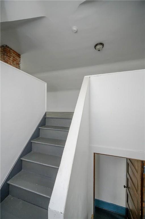920 Roup Ave, Brackenridge, PA 15014 - view of staircase