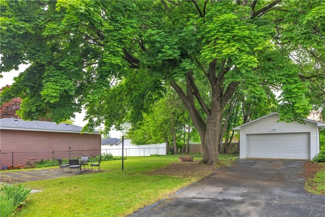 111 E Sheridan Ave, New Castle/2Nd, PA 16105 - view of yard featuring a garage and an outdoor structure