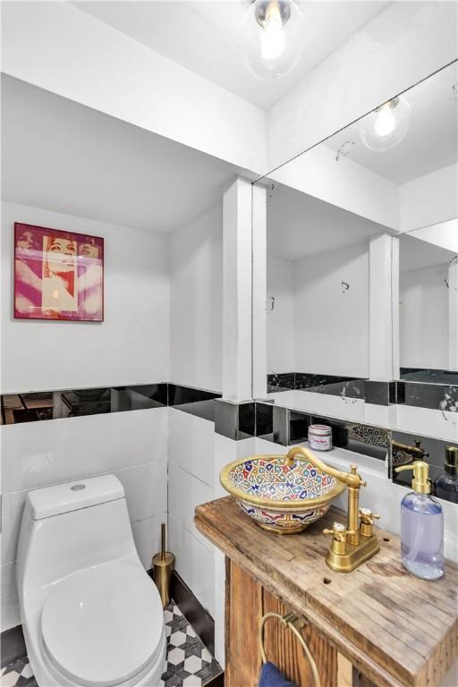 111 E Sheridan Ave, New Castle/2Nd, PA 16105 - bathroom with toilet