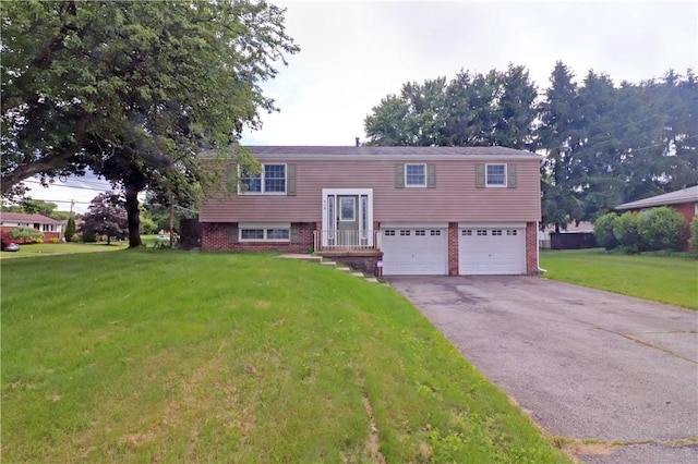 418 Newport Dr, Hempfield Twp Wml, PA 15601 - split foyer home featuring a garage, asphalt driveway, and a front lawn