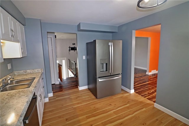 418 Newport Dr, Hempfield Twp Wml, PA 15601 - kitchen featuring stainless steel appliances, a sink, light wood finished floors, white cabinetry, and light countertops