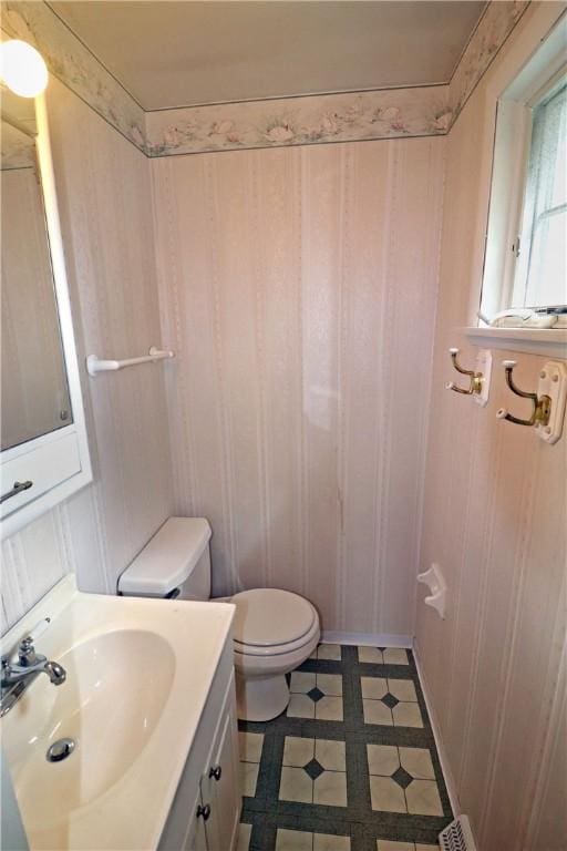 418 Newport Dr, Hempfield Twp Wml, PA 15601 - bathroom featuring toilet and vanity