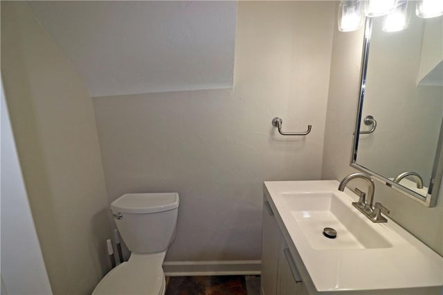 418 Newport Dr, Hempfield Twp Wml, PA 15601 - bathroom featuring toilet, vanity, baseboards, and vaulted ceiling