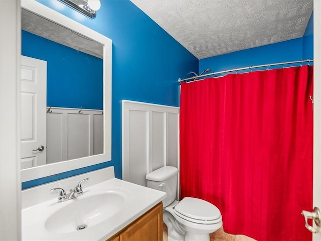 8045 Maureen Dr, Cranberry Twp, PA 16066 - full bath featuring vanity, curtained shower, toilet, and a textured ceiling