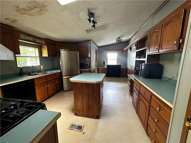 122 Arrowhead Rd, Allegheny Twp But, PA 16373 - kitchen featuring black appliances, a sink, a center island, a textured ceiling, and light floors
