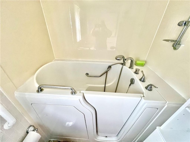 1129 1st St, Redstone Twp, PA 15442 - full bath featuring a tub