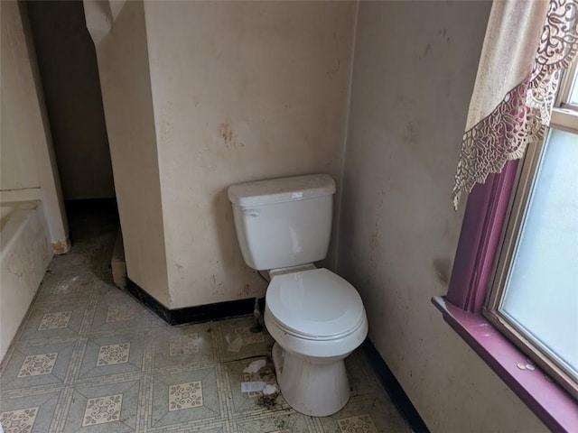 424 N 2nd St, Jeannette, PA 15644 - bathroom featuring toilet and a bath