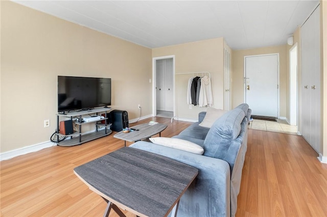 5 Bayard Rd Unit 808, Shadyside, PA 15213 - living area featuring light wood-style flooring and baseboards