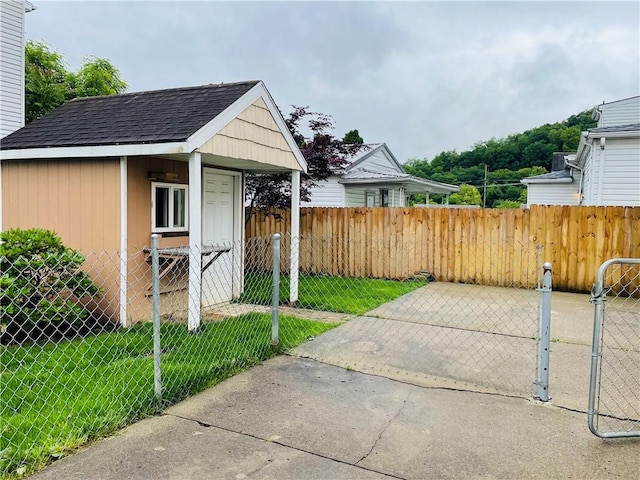 192 W Lincoln St, Waynsbrg/Frankln Twp, PA 15370 - view of patio / terrace featuring a gate
