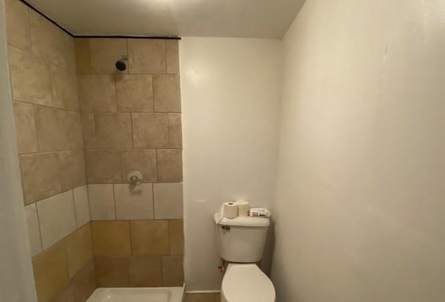 314 Lowell Unit 1/2, Vandergrift Wml, PA 15690 - full bathroom with a tile shower and toilet