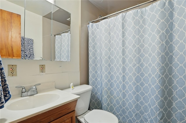 1406 Mccully Rd, Castle Shannon, PA 15234 - full bathroom with toilet, vanity, and curtained shower
