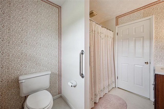 73 Hartman Rd, Green/Commdre/Prchse, PA 15759 - bathroom featuring wallpapered walls, toilet, vanity, and curtained shower