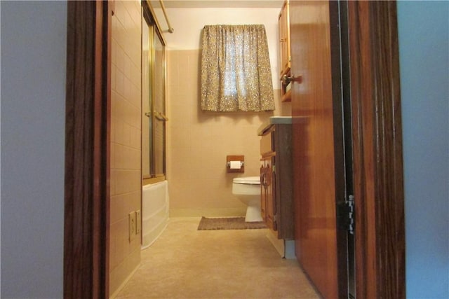 12840 Lincoln Way N, Huntingdon, PA 15642 - full bathroom featuring tile walls, toilet, and enclosed tub / shower combo