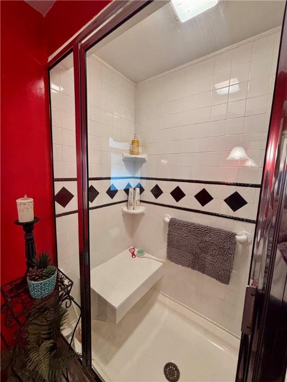 11 Worthington Ave, Neshannock Twp, PA 16105 - full bath featuring a shower stall