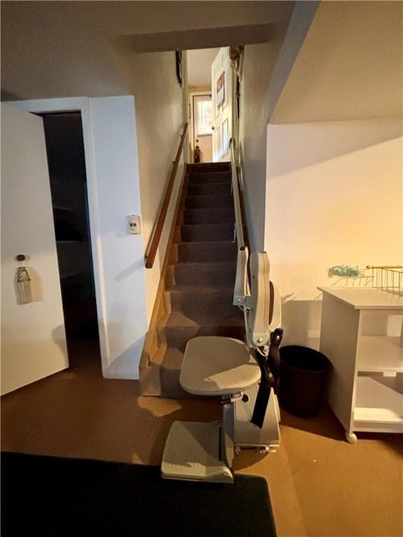 11 Worthington Ave, Neshannock Twp, PA 16105 - view of staircase