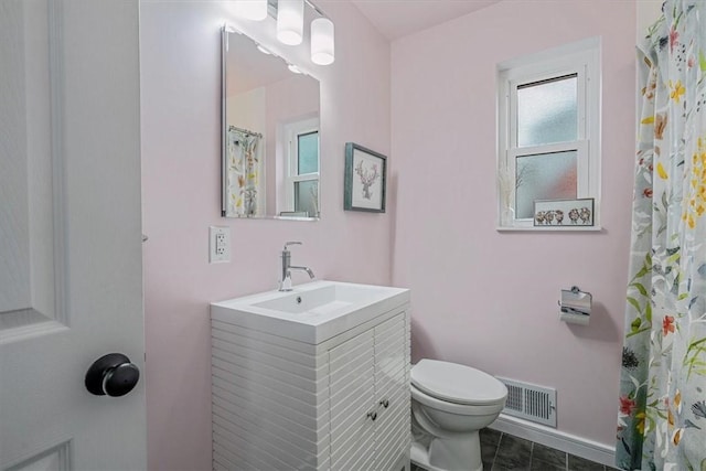 501 Parkview Dr, Mt Lebanon, PA 15243 - full bathroom featuring toilet, vanity, and curtained shower
