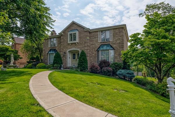 401 Chelsea Dr, Jefferson Hills, PA 15025 - view of front of home with a front yard