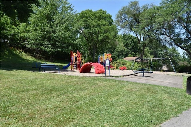 402 Hunting Creek Rd, Canonsburg, PA 15317 - communal playground featuring a lawn
