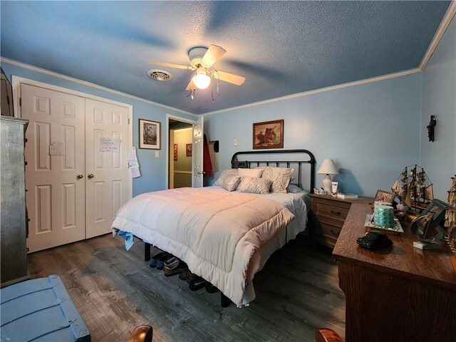 911 Aztec Trl, Coolspring Twp, PA 16137 - bedroom with ornamental molding, dark wood finished floors, ceiling fan, a closet, and a textured ceiling