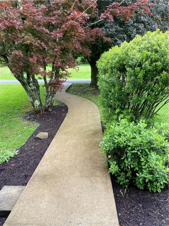 327 Craig St, Manor Twp, PA 16226 - surrounding community with a lawn