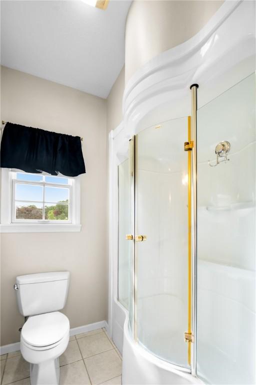 110 Marcur Ln, Center Twp Bea, PA 15061 - full bath featuring tile patterned flooring, toilet, baseboards, and bath / shower combo with glass door