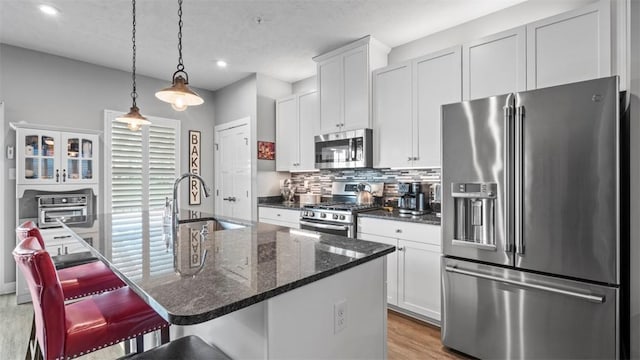 155 Bucktail Dr, Cranberry Twp, PA 16066 - kitchen with appliances with stainless steel finishes, a sink, a kitchen island with sink, tasteful backsplash, and white cabinets