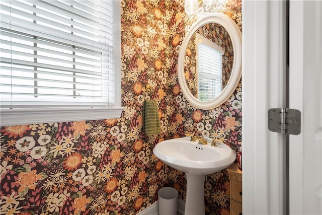 409 Foxwood Ln, Scott Twp Sal, PA 15220 - bathroom with wallpapered walls