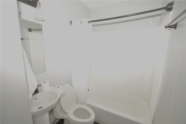 3640 Massachusetts Ave, Brighton Heights, PA 15212 - bathroom featuring shower / bath combo with shower curtain, toilet, and a sink