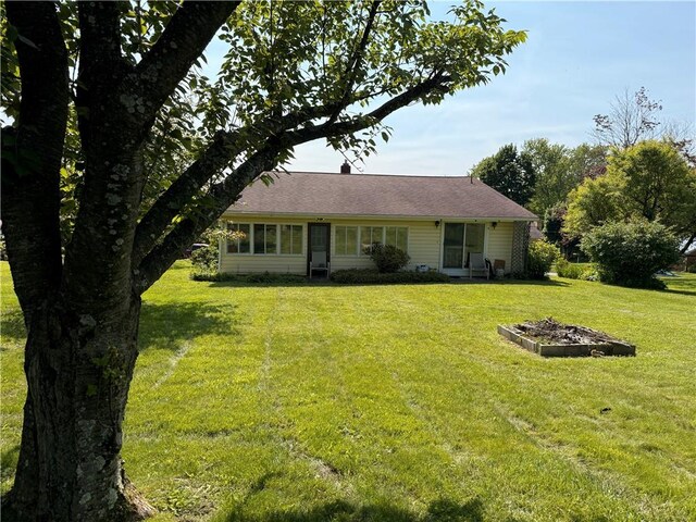 217 Crescent Dr, Hempfield Twp Wml, PA 15601 - single story home with a front lawn