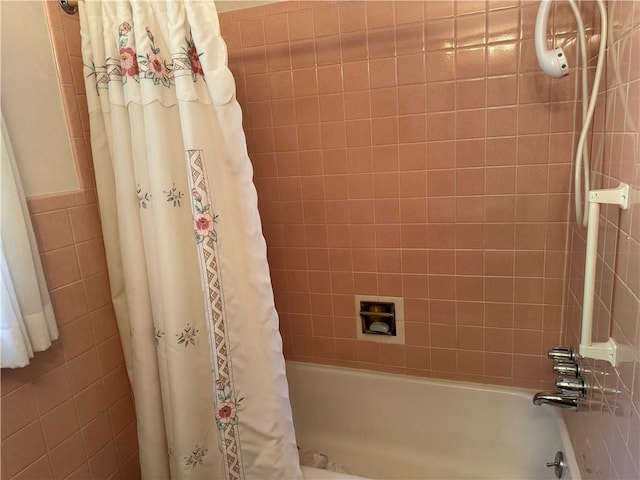 2122 Elizabeth Ct, Export, PA 15632 - bathroom featuring shower / bath combination with curtain